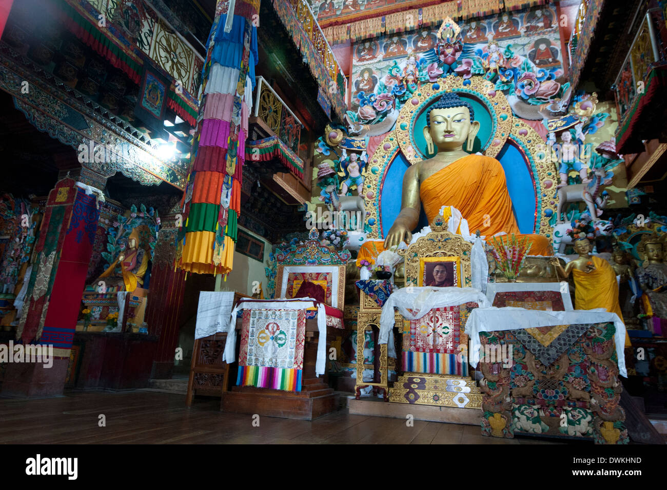 Große Buddha Schrein im Gebetssaal mit Foto von dem Dalai Lama Kloster Tawang, Arunachal Pradesh, Indien, Asien Stockfoto