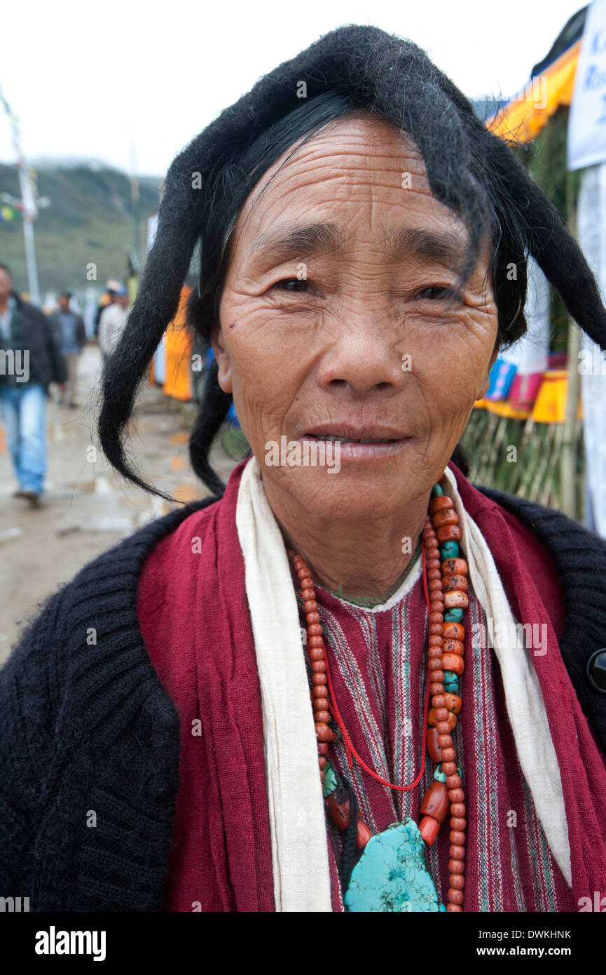 Momba Tribeswoman traditionellen fünf Gipfel Yak Wolle Hut und Türkis Schmuck tragen, Tawang, Arunachal Pradesh, Indien Stockfoto