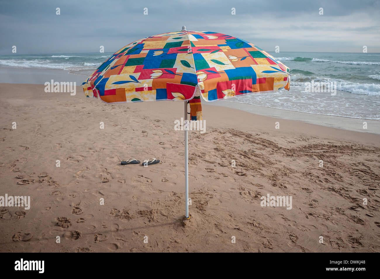 Sonnenschirm am Strand bei Sonnenuntergang in Gandia, Spanien Stockfoto