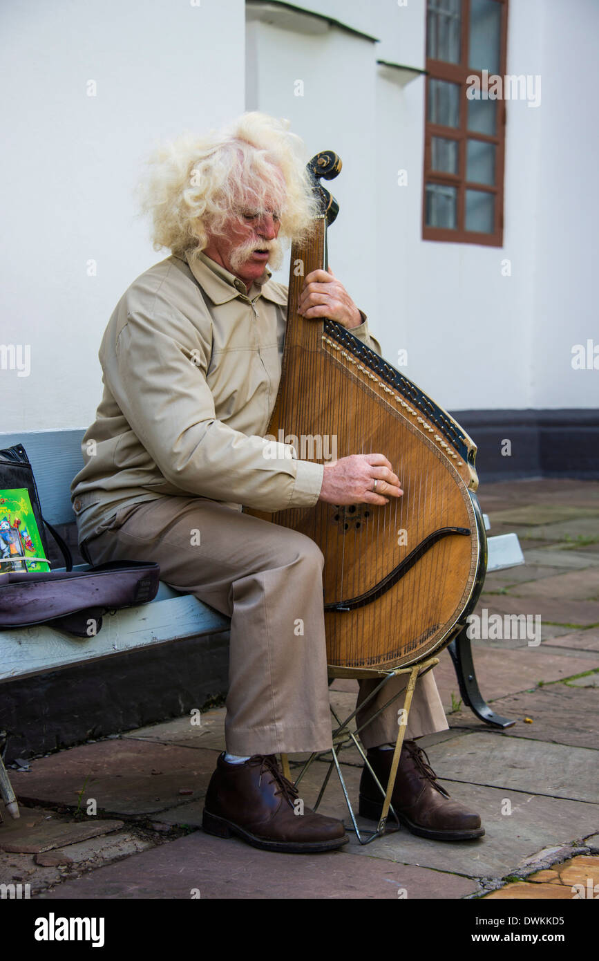 Man spielt das traditionelle Instrument der Bandura, St. Sophia Kathedrale, Kiew, Ukraine, Europa Stockfoto