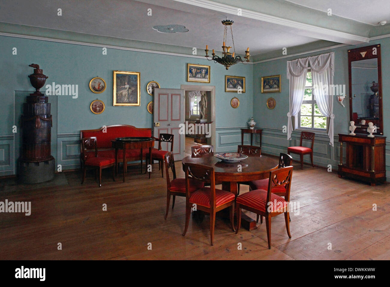 Schloss Tiefurt, der dritte Sommerresidenz befindet sich in Tiefurt, Nord-östlich von Weimar, Stadtkreis, Thüringen, Deutschland. Die kleine Lodge in einem großen Park im Ilm-Tal wurde 1775 in spätbarocken Formen wieder aufgebaut. Wir sehen uns an der Wand des Speisesaals eine ser Stockfoto