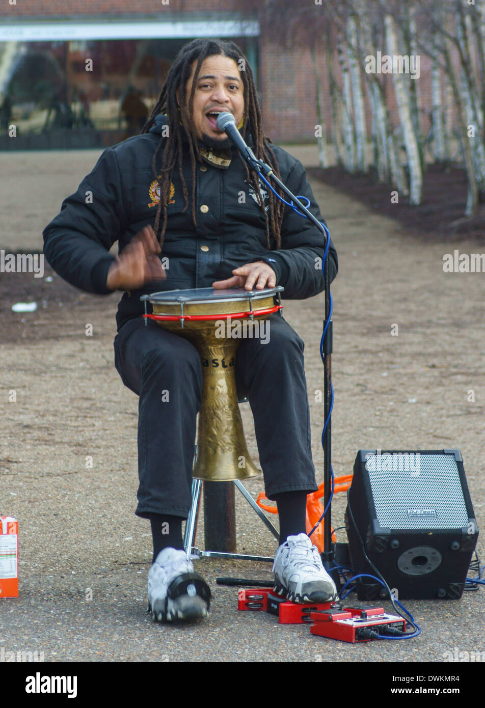 Straßenmusiker spielen Trommel in London Stockfoto