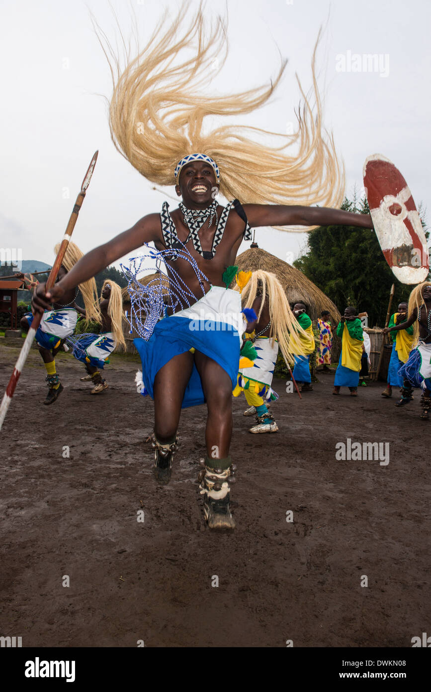 Zeremonie der ehemalige Wilderer im Virunga Nationalpark, Ruanda, Afrika Stockfoto