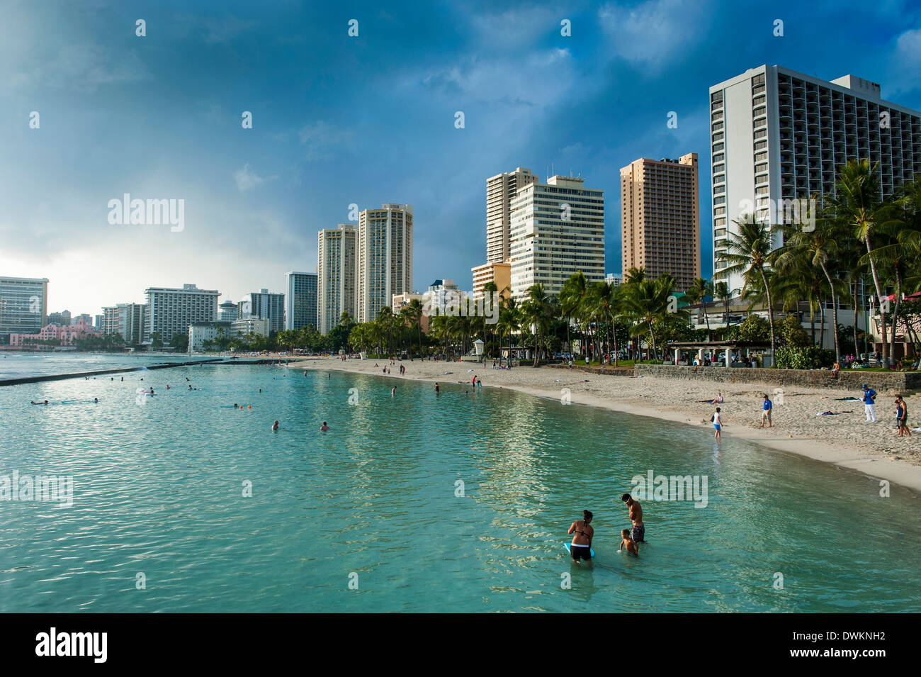 Hochhaus-Hotels am Strand von Waikiki, Oahu, Hawaii, Vereinigte Staaten von Amerika, Pazifik Stockfoto