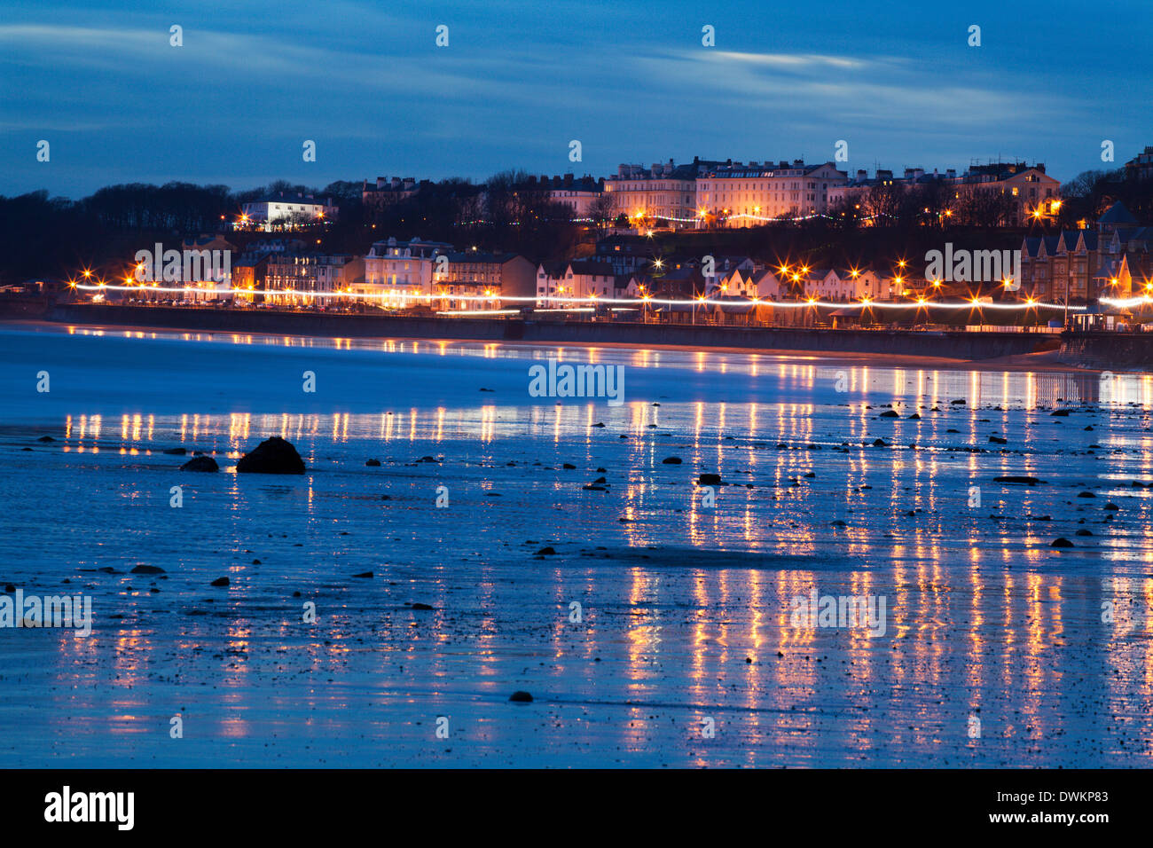 Direkt am Meer Illuminationen reflektiert auf nassen Sand, Filey, North Yorkshire, England, Vereinigtes Königreich, Europa Stockfoto