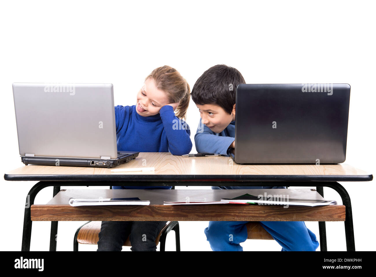 Kinder im Klassenzimmer mit Laptop-Computern Stockfoto