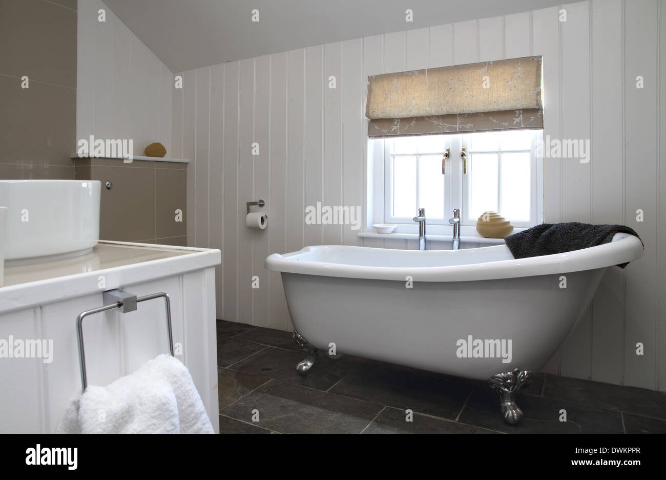 Viktorianischen Stil Badezimmer, überwiegend weißen. Stockfoto