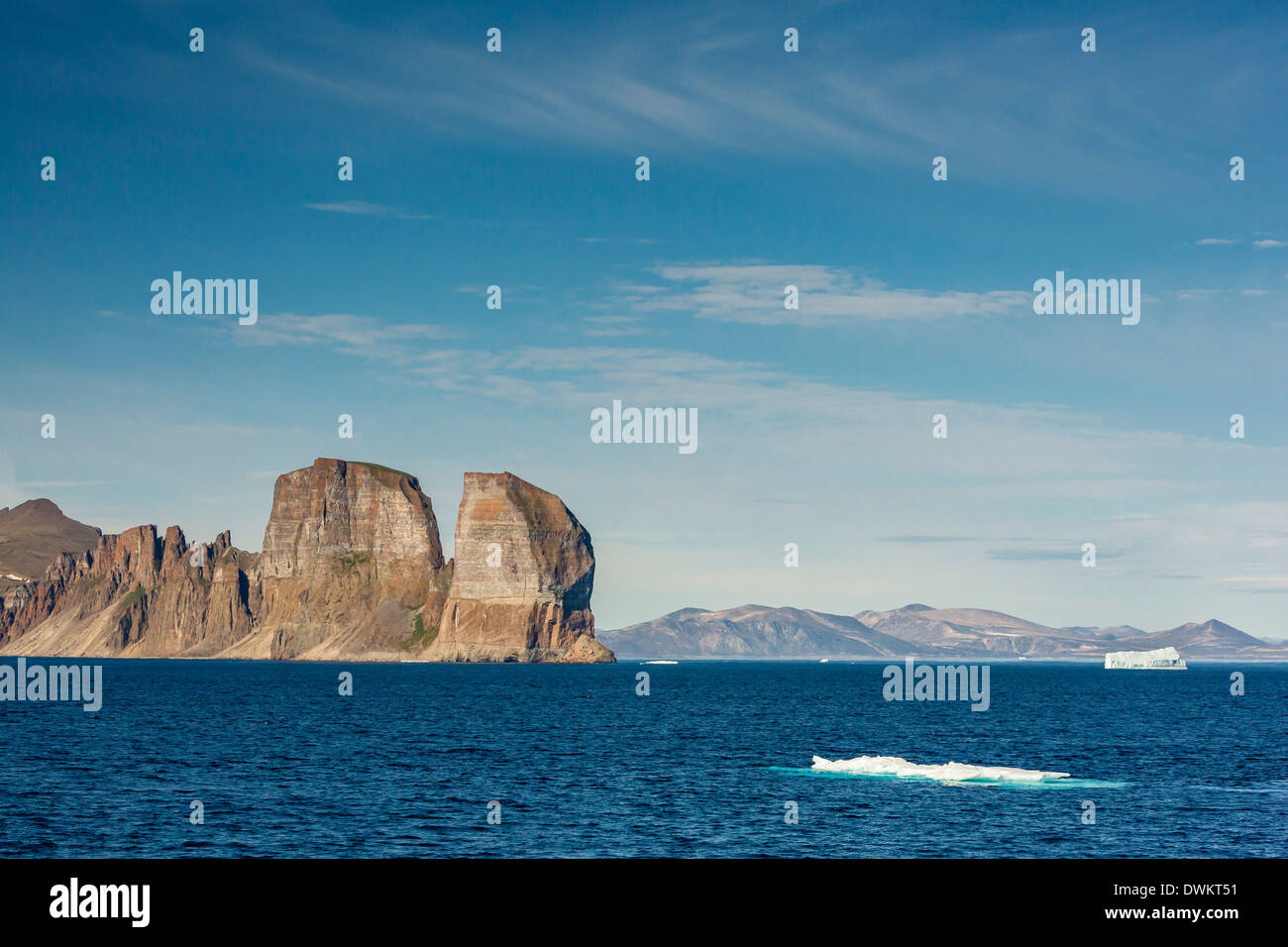 Blick auf die schroffen Klippen entlang der Cumberland Halbinsel, Baffininsel, Nunavut, Kanada, Nordamerika Stockfoto