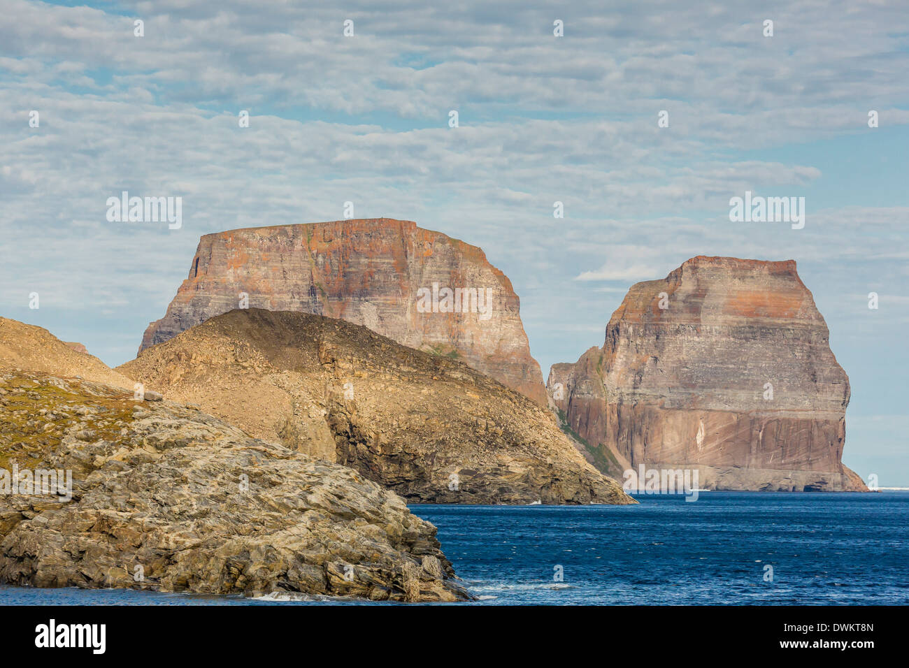 Blick auf die schroffen Klippen entlang der Cumberland Halbinsel, Baffininsel, Nunavut, Kanada, Nordamerika Stockfoto