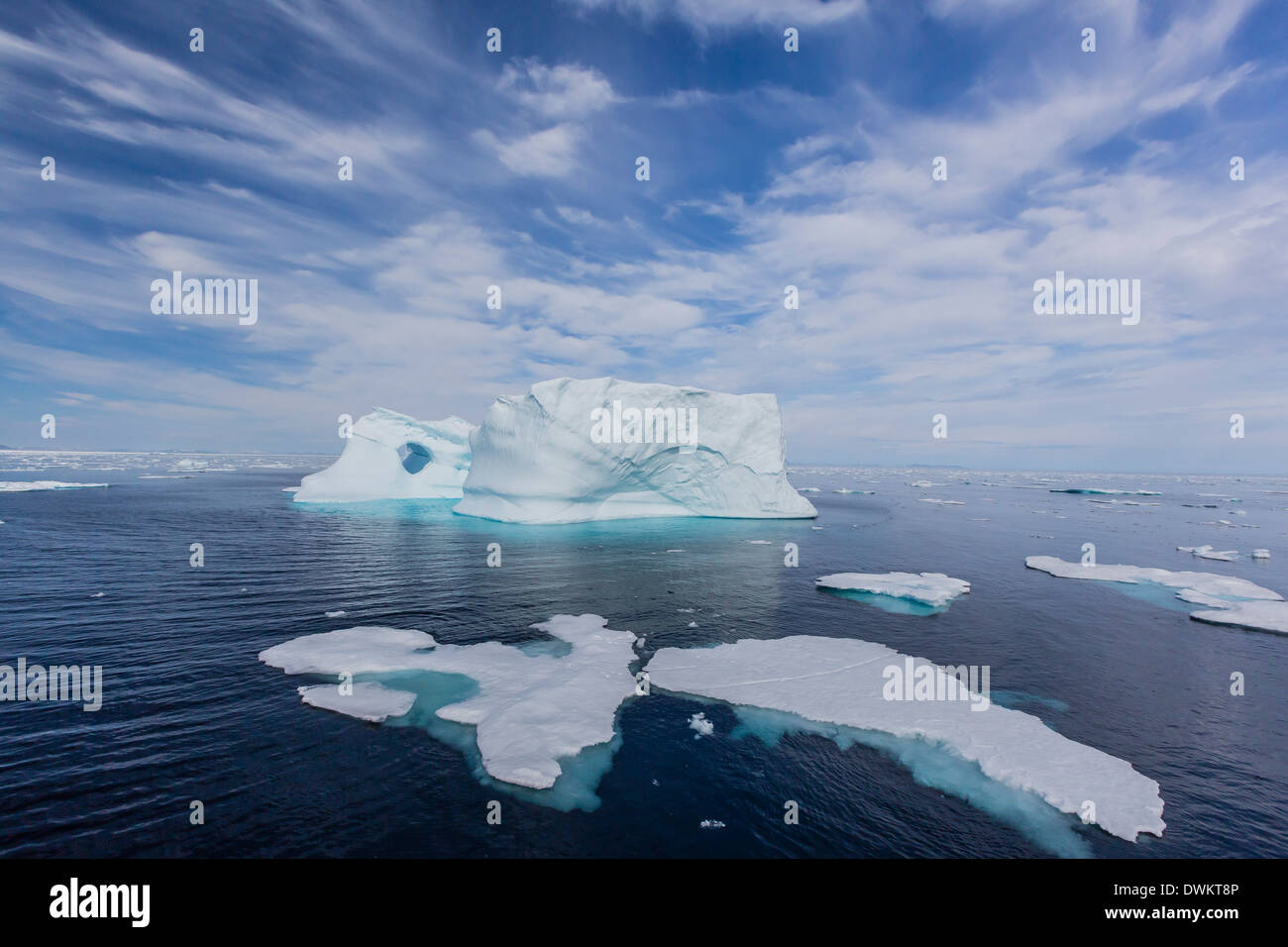 Eisberge und frech Eis in der Nähe von der Cumberland-Halbinsel, Baffininsel, Nunavut, Kanada, Nordamerika Stockfoto