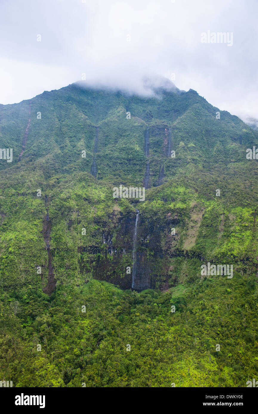 Antenne von einem Wasserfall im Inneren von Kauai, Hawaii, Vereinigte Staaten von Amerika, Pazifik Stockfoto