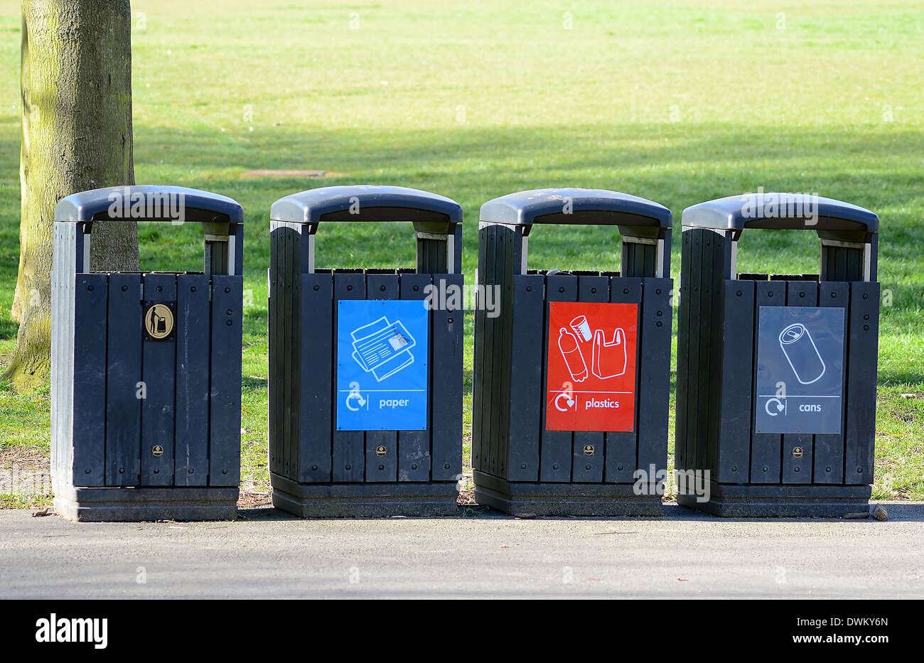 4 recycling / Mülltonnen in einem Landschaftspark - Abfall-Management, Umwelt Stockfoto