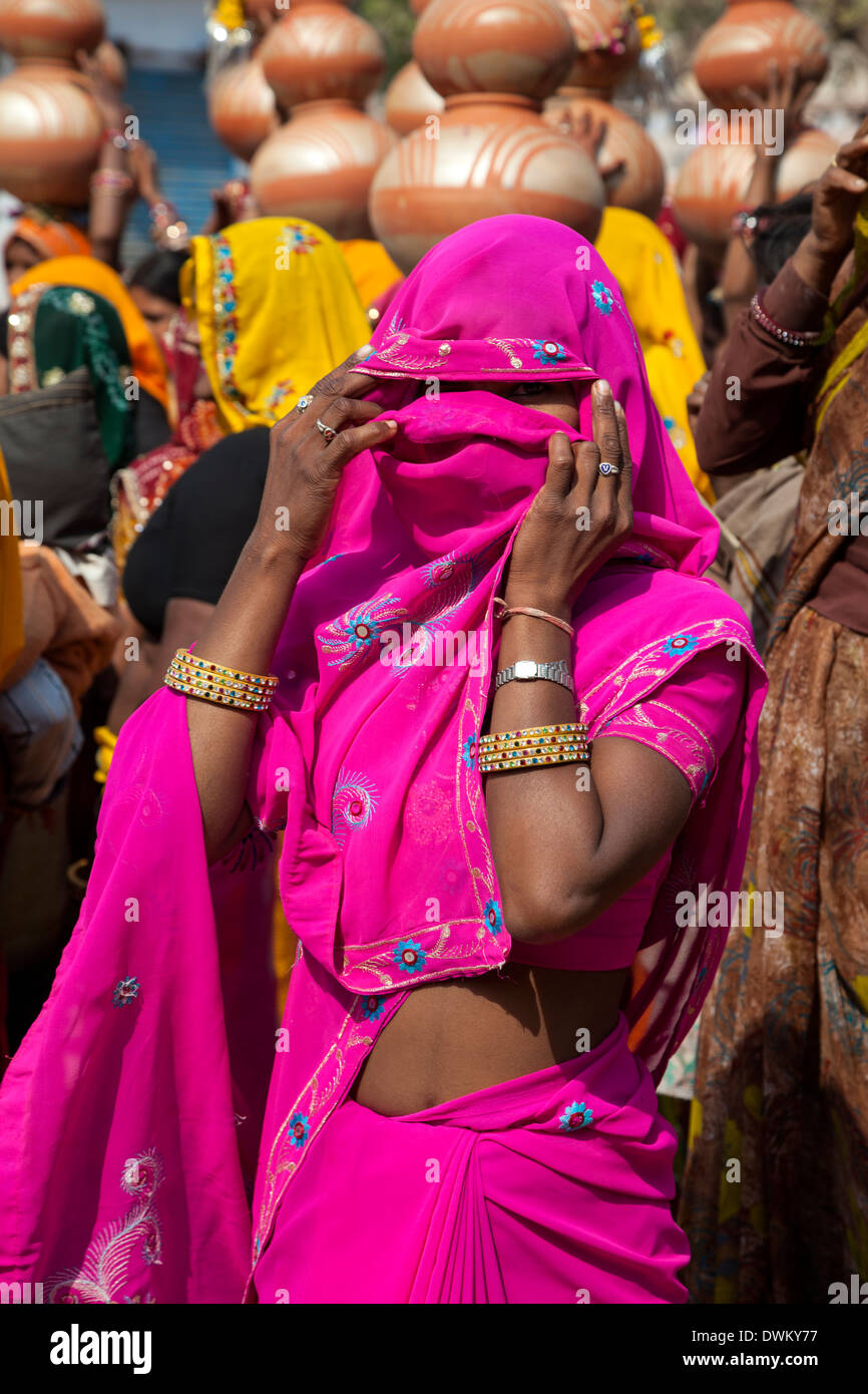 Rajasthan, Indien. Rajasthani Frau bei einer Feier vor der Hochzeit. Stockfoto