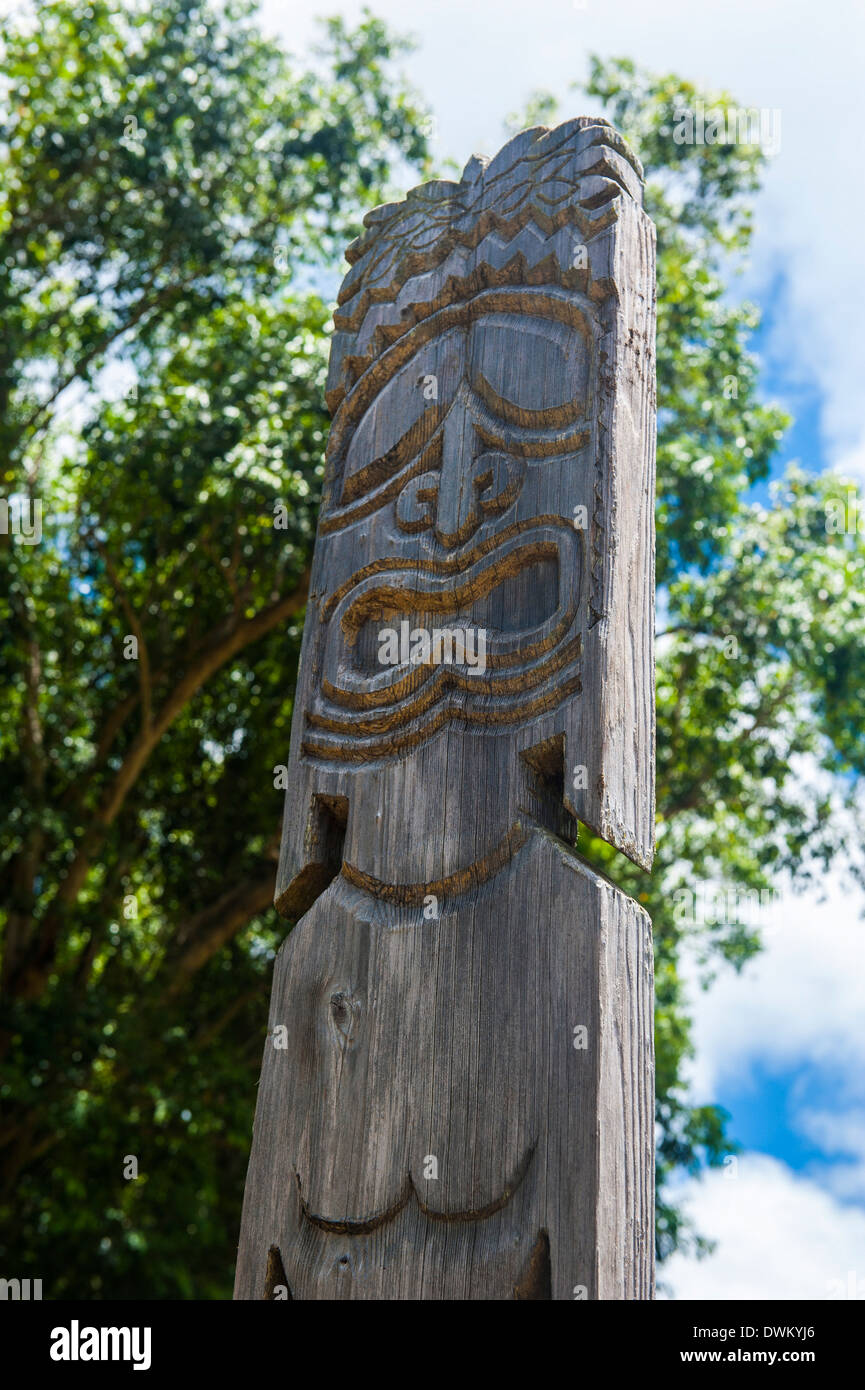 Holzkunst-Statue auf dem Wailua River. Kauai, Hawaii, Vereinigte Staaten von Amerika, Pazifik Stockfoto