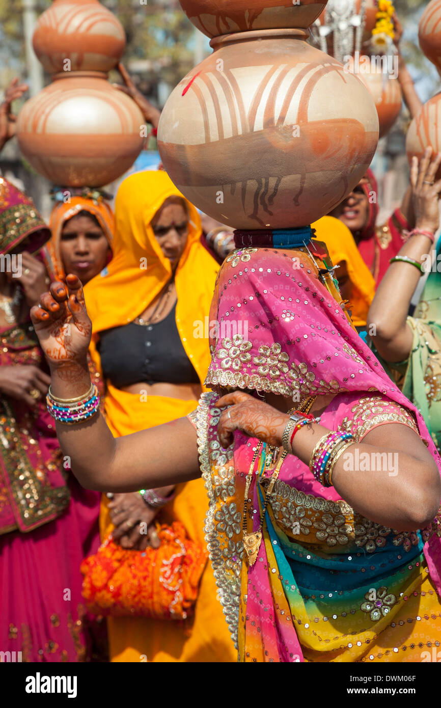 Rajasthan, Indien. Frau tanzen mit Topf auf dem Kopf bei einer Feier vor der Hochzeit. Stockfoto
