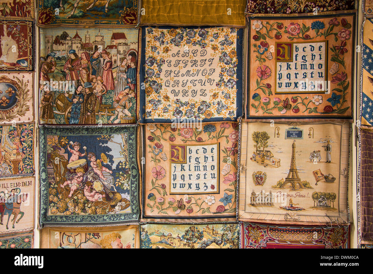 Tapisserie-Muster in einem Schaufenster in Carcassonne in Südwest-Frankreich Stockfoto
