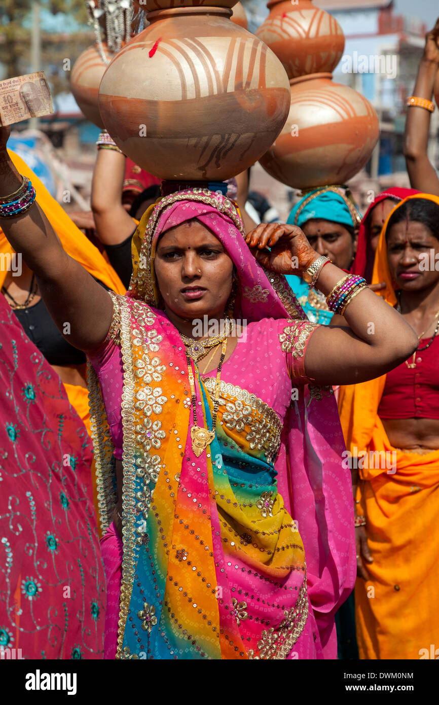 Rajasthan, Indien. Frau tanzen mit Töpfen auf dem Kopf bei einer Feier vor der Hochzeit. Stockfoto