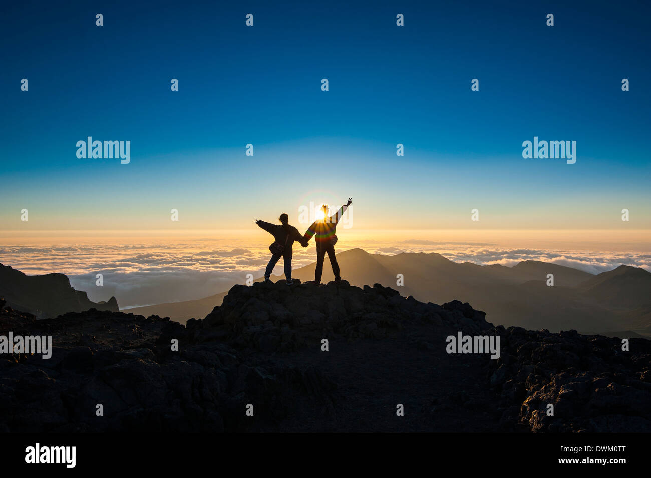 Touristen bei Gegenlicht, Sonnenuntergang, Haleakala National Park, Maui, Hawaii, Vereinigte Staaten von Amerika, Pazifik warten Stockfoto
