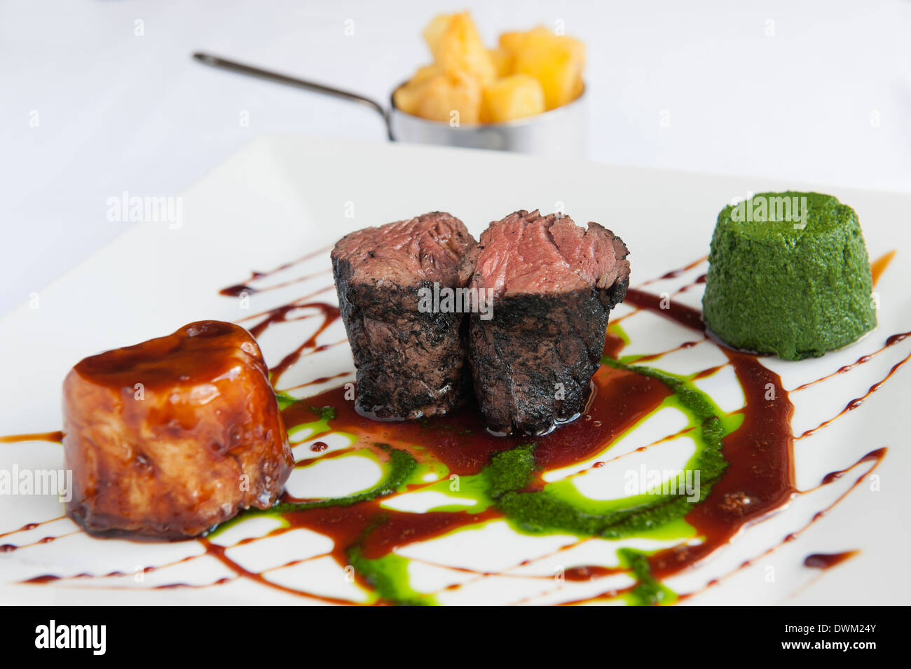 Filet vom Biorind Rother Valley, gedämpfte Ochsenschwanz Pudding, Spinat-Mousse, dreifach gekocht Chips und Madeira Glasur Stockfoto