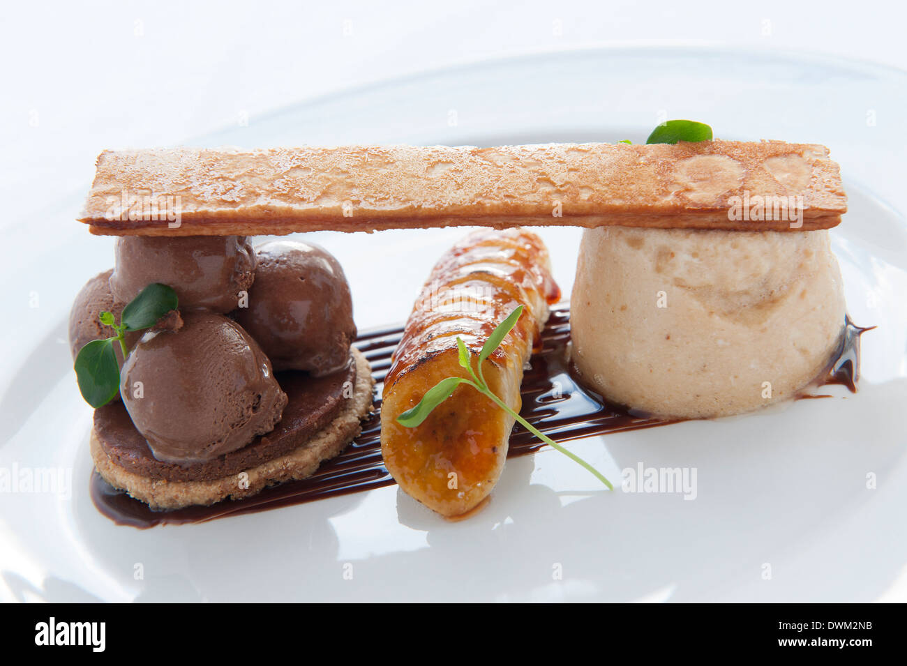 Dunkle Mousse au Chocolat, Erdnuss Chiiboust und karamellisierten Bananen Stockfoto