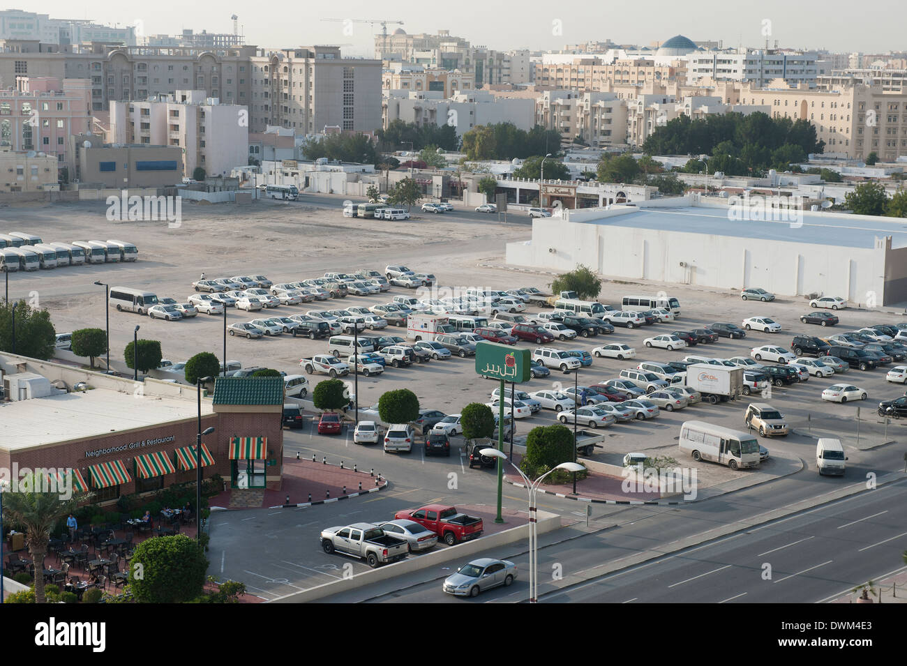 Parkplatz und Gebäude, C Ring Road, Fereej Bin Mahmoud Doha-Katar Stockfoto