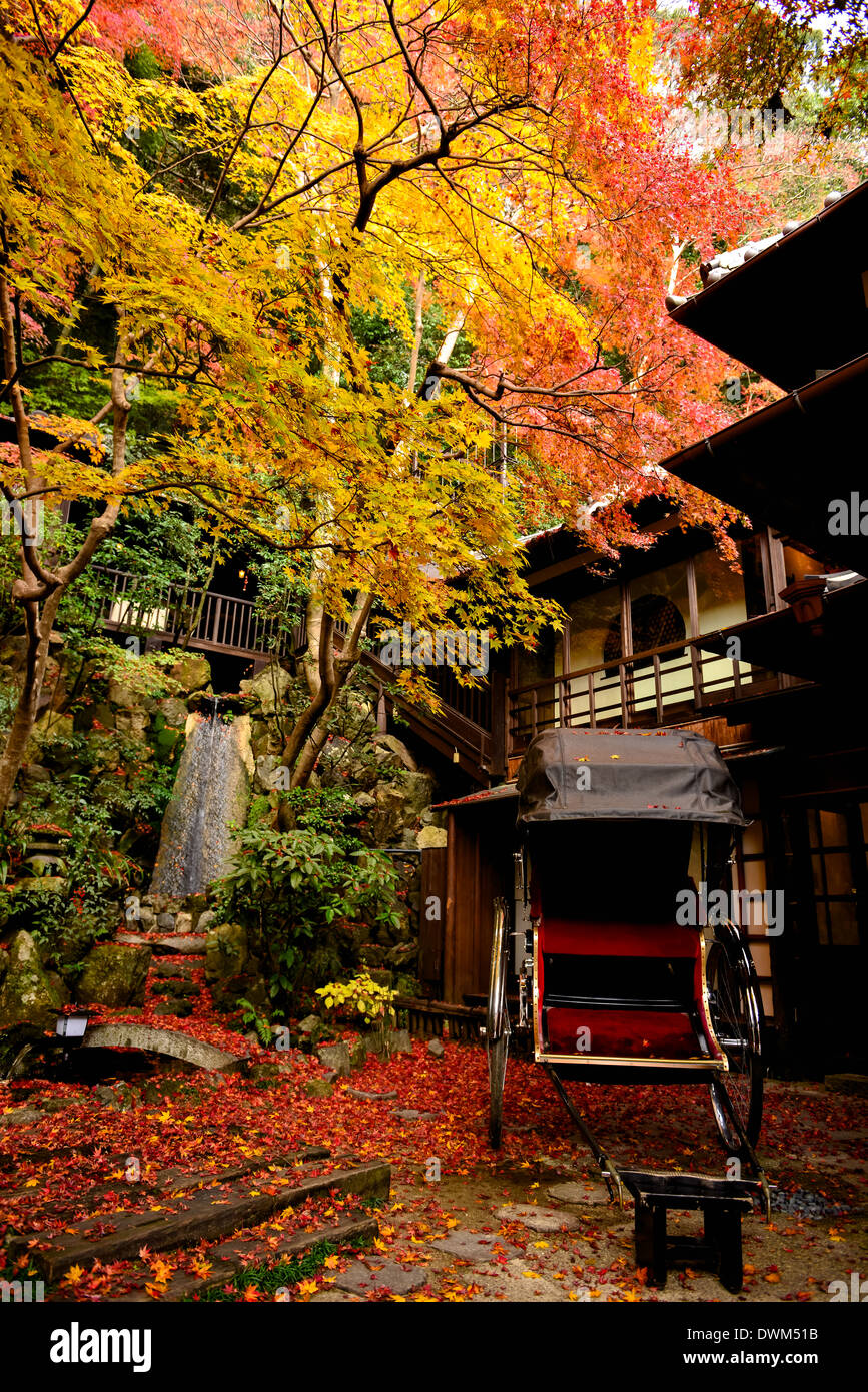 Leuchtende Herbst-Farben mit Japan traditionelle Gebäude neben der ersten Hälfte des Weges zum Mino Wasserfall, Osaka, Japan Stockfoto