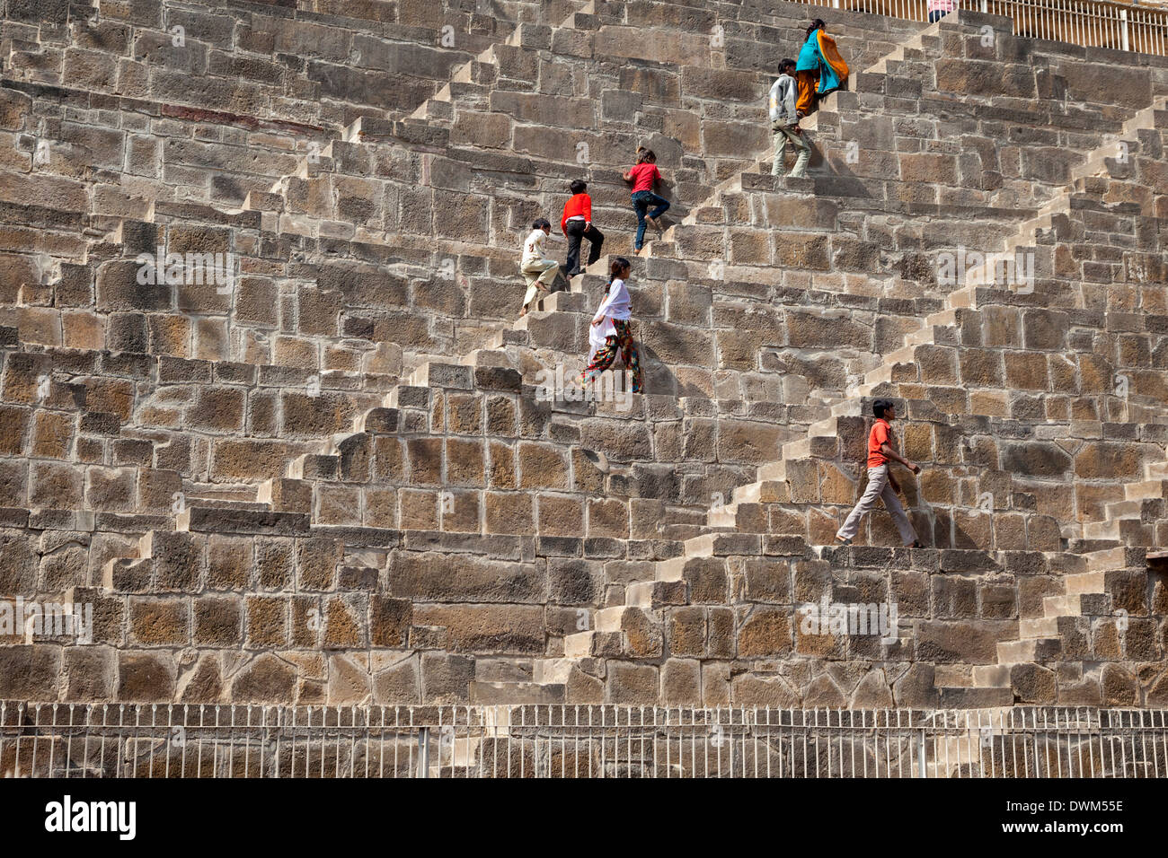 Indische Kinder beim Treppensteigen am Chand Baori Schritt gut, Abhaneri Dorf, Rajasthan, Indien. Gebauten 800-900A.D. Stockfoto