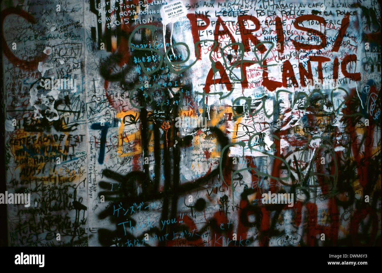AJAXNETPHOTO.12TH APRIL 1998. PARIS, FRANKREICH. Graffittismeldungen an der Wand und Tür vor der Serge Gainsbourg Residenz. Foto: Jonathan Eastland Stockfoto