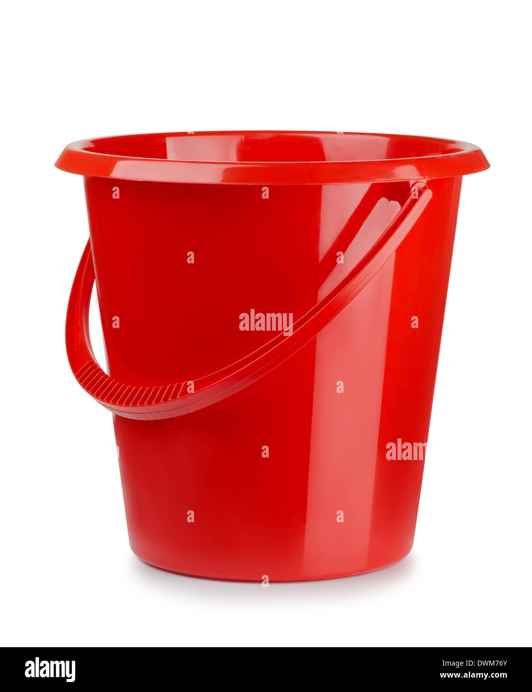 Roten Kunststoff-Eimer, isoliert auf weiss Stockfoto