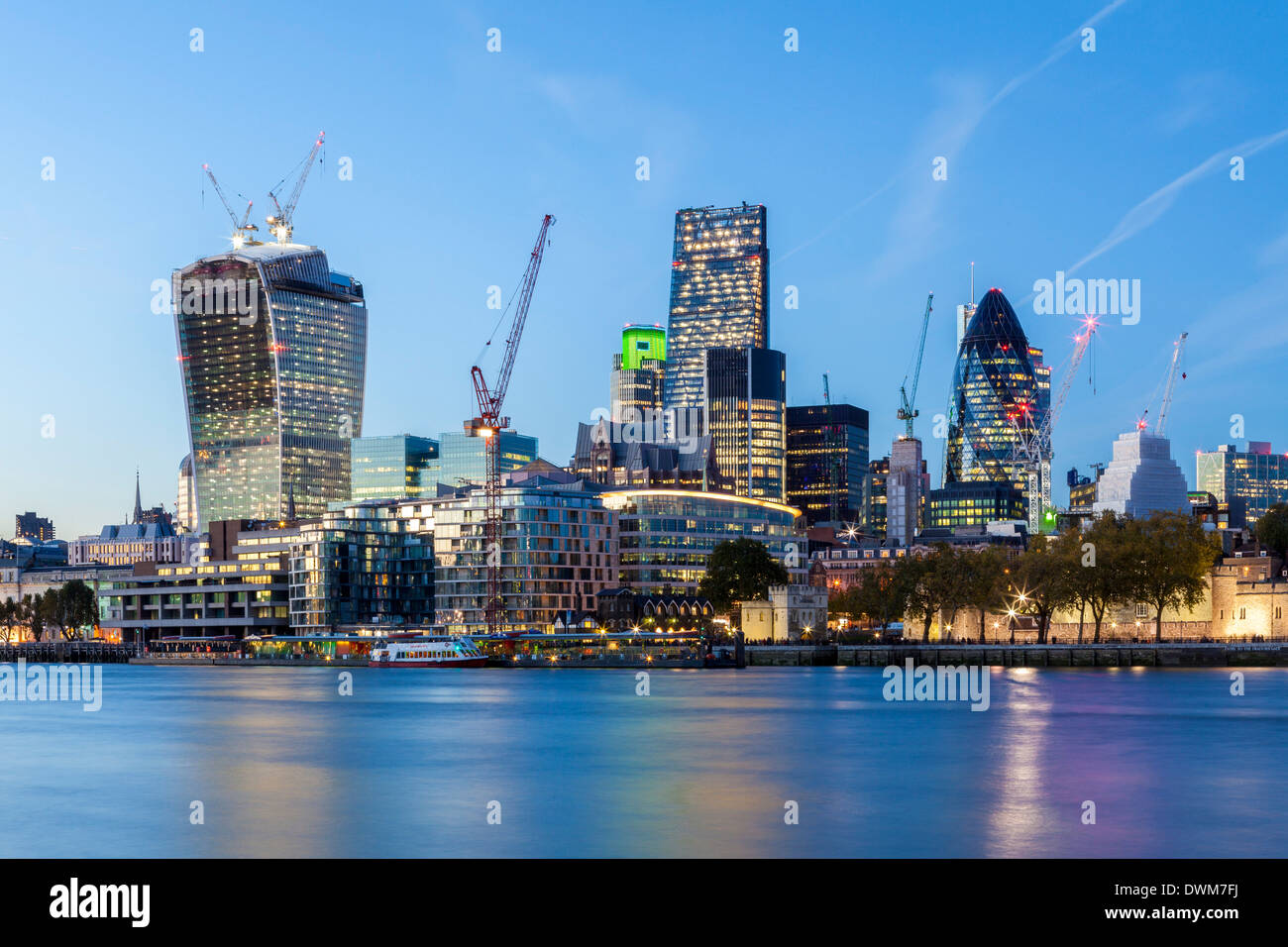 Die Skyline der City of London mit der Gurke auf dem Recht, London, England, Vereinigtes Königreich, Europa Stockfoto