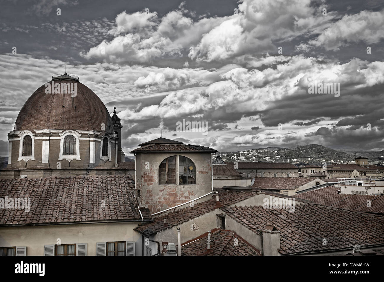 Blick auf die Kuppel der Cappelle Medicee über Dächer in San Lorenzo, Florenz, Italien. Stockfoto