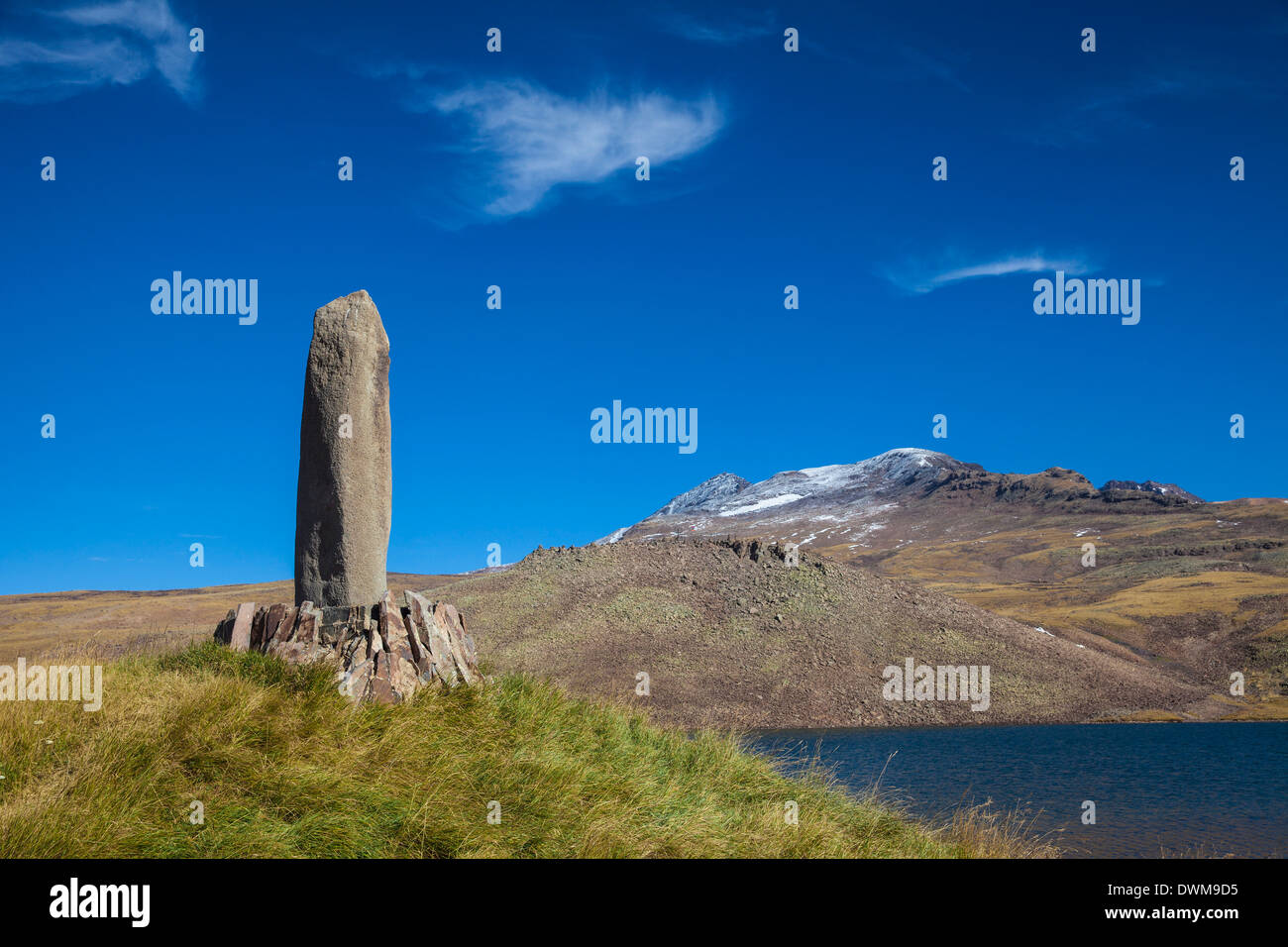 Phallischer Stein bei Kari Lake befindet sich am Fuße des Mount Aragats, Aragatsotn, Armenien, Zentral-Asien, Asien Stockfoto