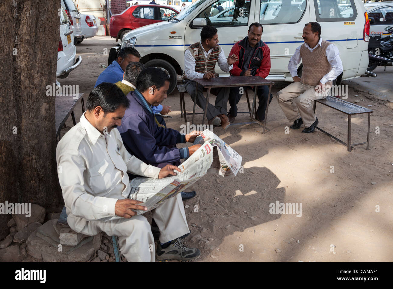 Jaipur, Rajasthan, Indien. Männer im Schatten entspannen. Stockfoto