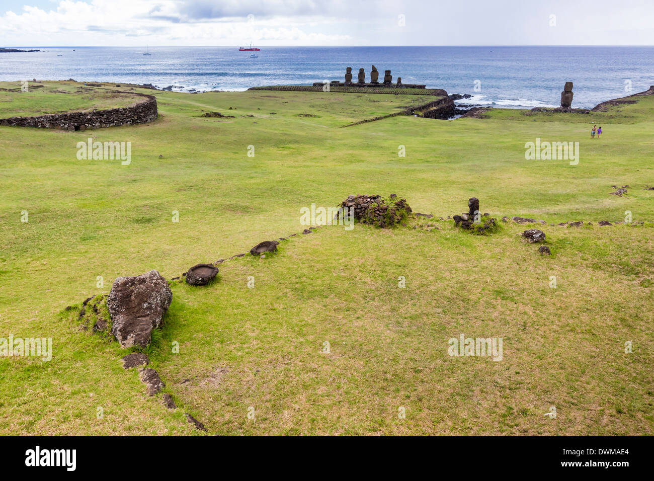 Hausstiftung und sechs Moai in der Tahai archäologische Zone auf der UNESCO, Osterinsel, Chile, Südamerika Stockfoto