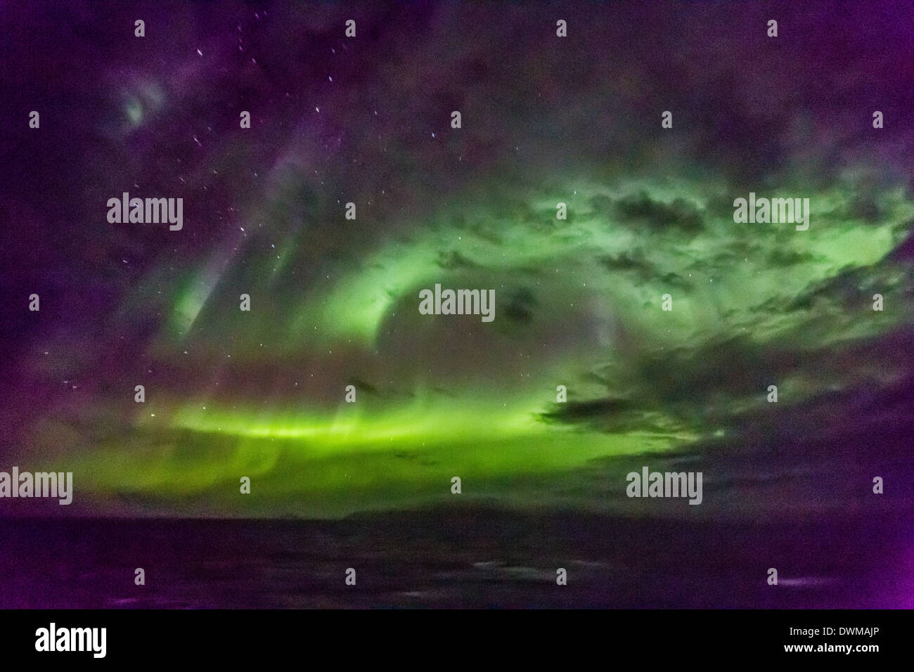 Aurora Borealis (Nordlicht) über dem Lindblad Expeditions-Schiff in der Hudson Strait, Nunavut, Kanada Stockfoto