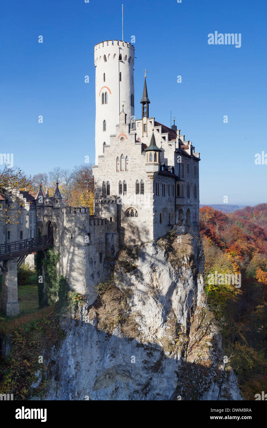 Schloss Lichtenstein im Herbst, Schwäbische Alb, Baden-Württemberg, Deutschland, Europa Stockfoto
