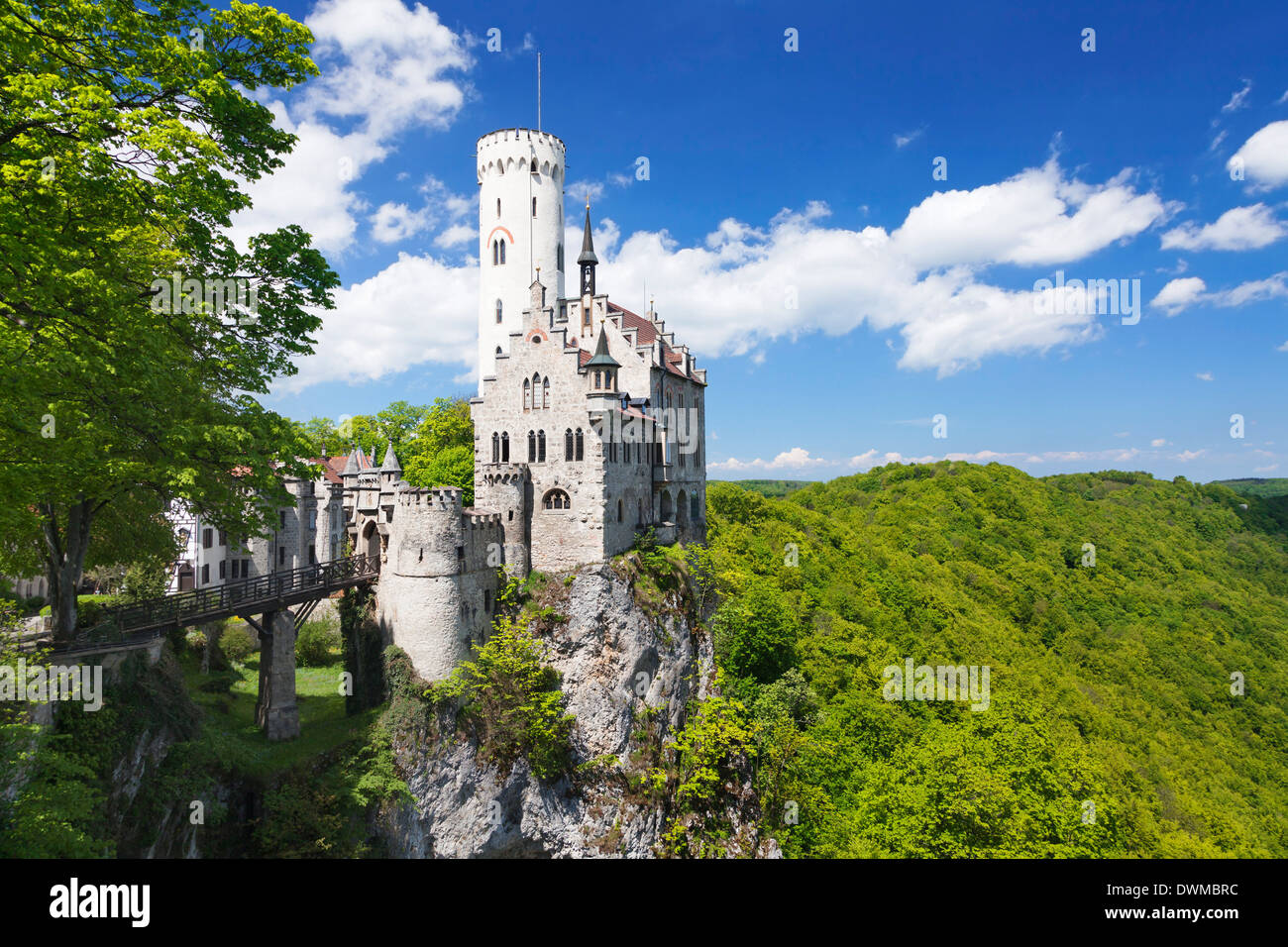 Schloss Lichtenstein im Frühjahr, Schwäbische Alb, Baden-Württemberg, Deutschland, Europa Stockfoto