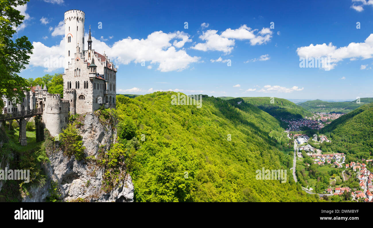 Schloss Lichtenstein im Frühjahr, Schwäbische Alb, Baden-Württemberg, Deutschland, Europa Stockfoto