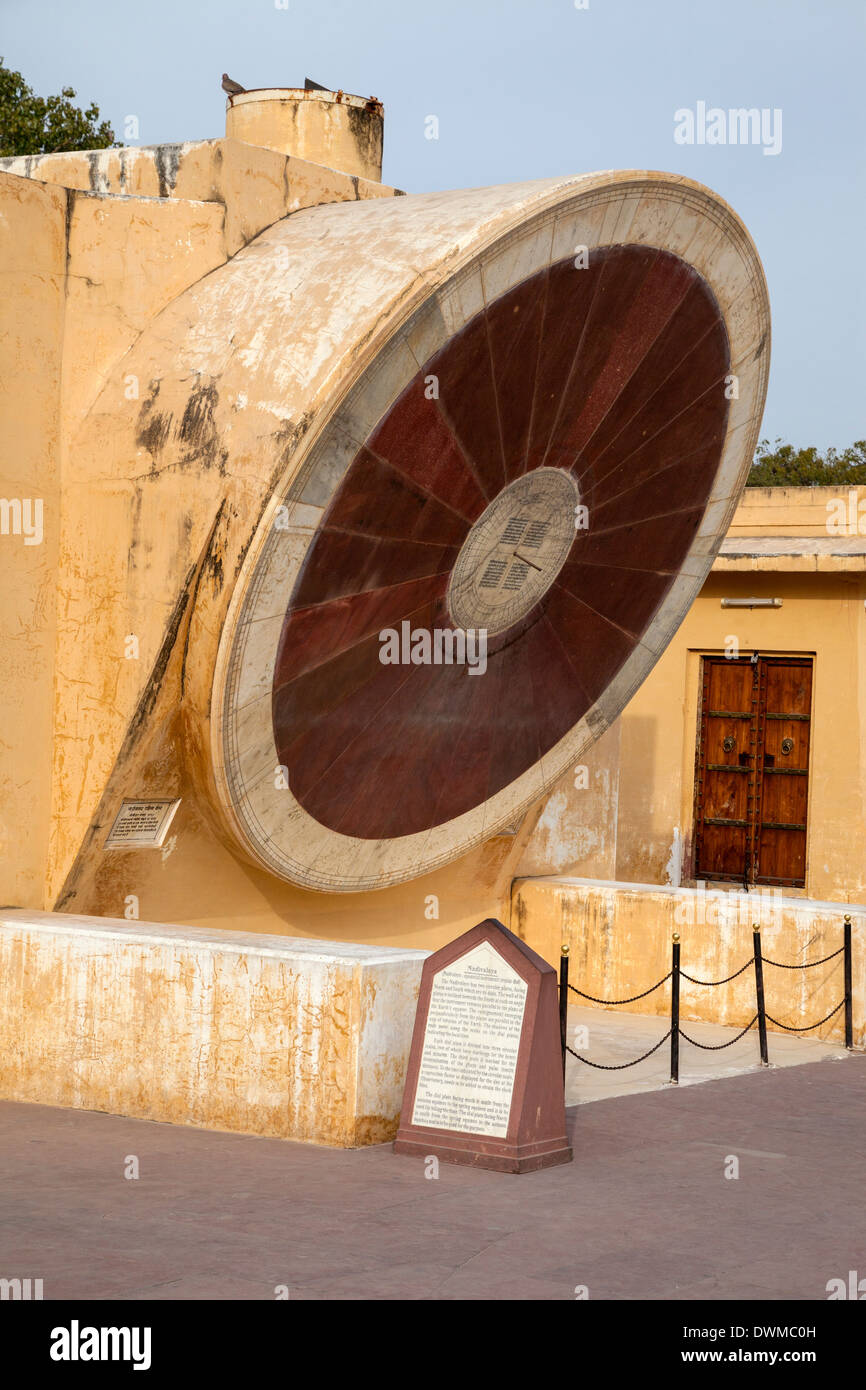 Jaipur, Rajasthan, Indien. Jantar Mantar, eine aus dem 18. Jahrhundert-Website für astronomische Beobachtungen, heute ein UNESCO-Welterbe. Stockfoto