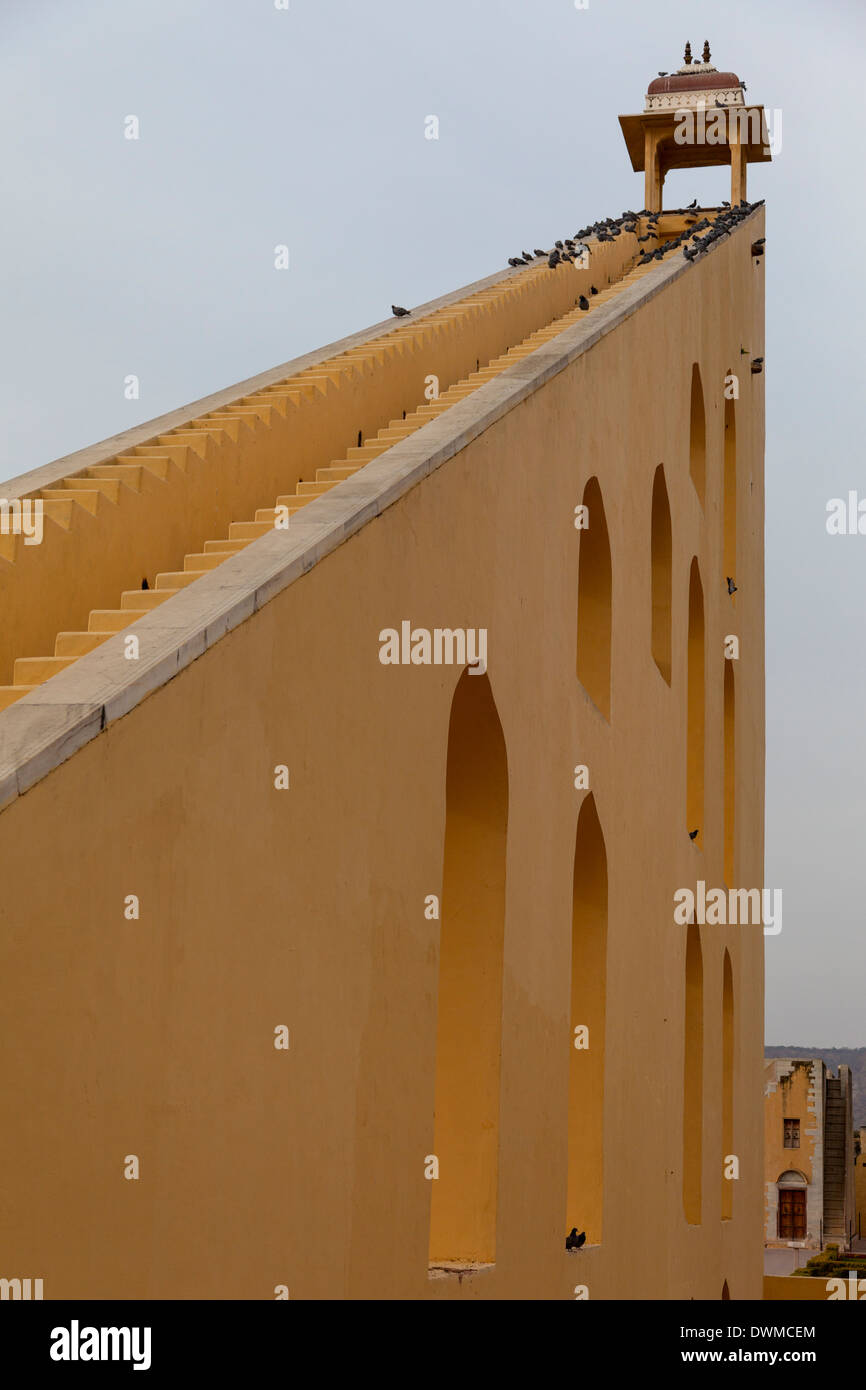 Jaipur, Rajasthan, Indien. Jantar Mantar, eine aus dem 18. Jahrhundert-Website für astronomische Beobachtungen, heute ein UNESCO-Welterbe. Stockfoto