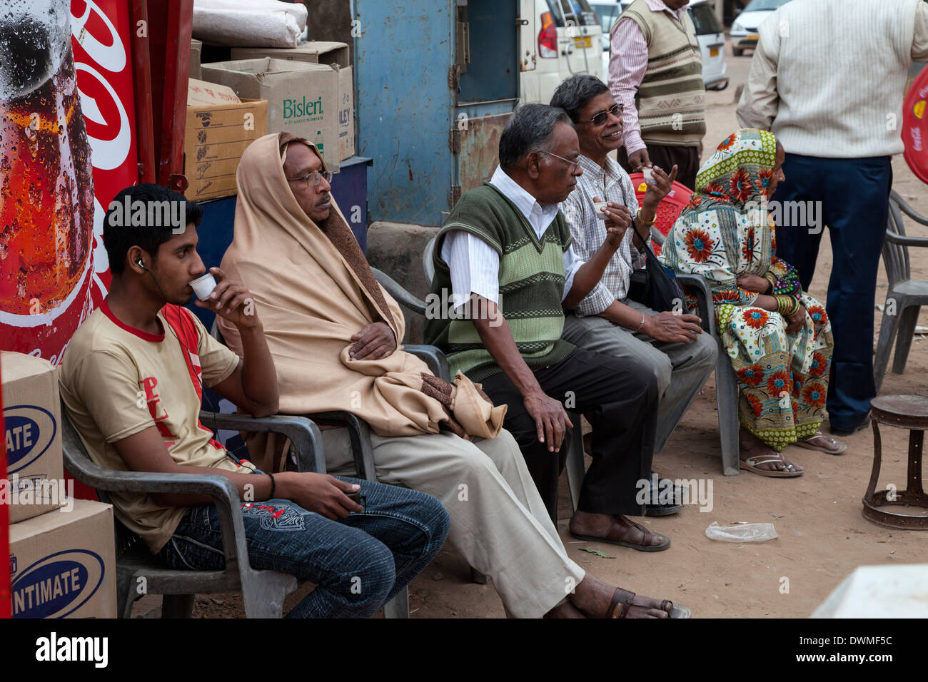 Jaipur, Rajasthan, Indien. Männer, die Ruhe bei einer Erfrischung stehen. Stockfoto