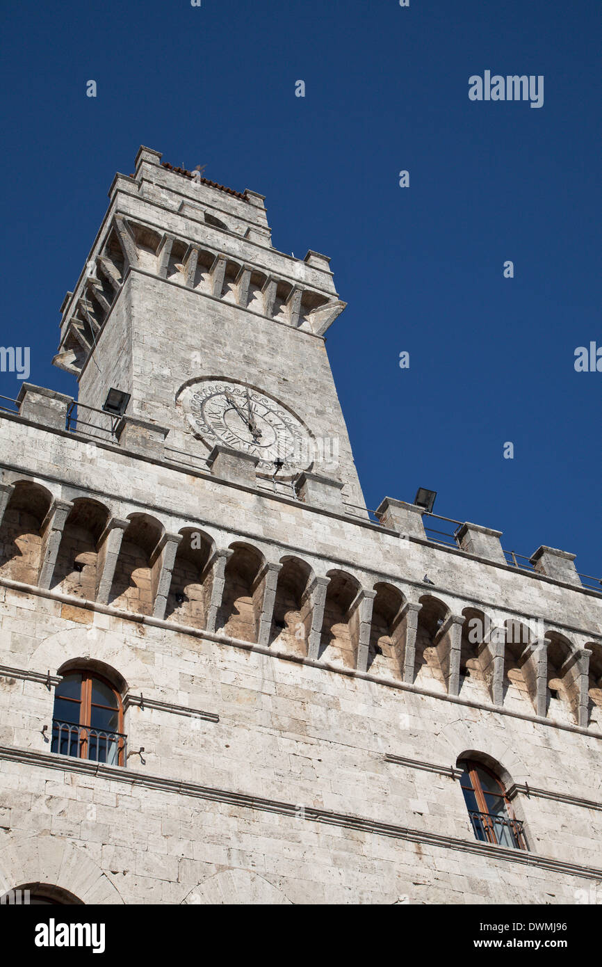 Der uhrturm der Palazzo Comunale, Montepulciano, Toskana, Italien. Stockfoto