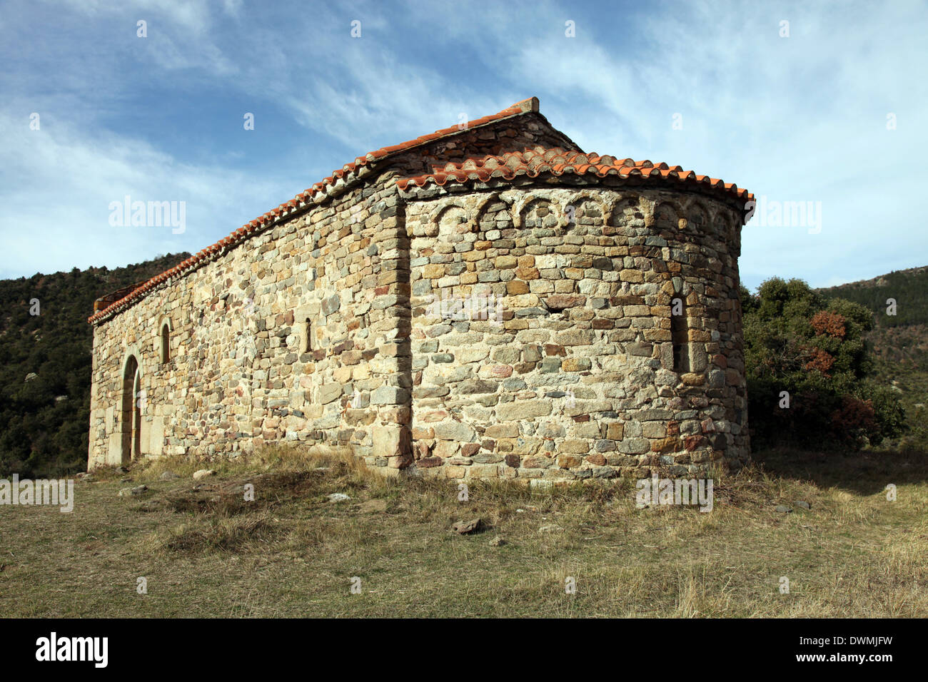 Kapelle von St. Eulalia, erbaut wahrscheinlich im 3. Jahrhundert n. Chr., in der Nähe von Arboussols, Pyrenäen-Orientales, Languedoc-Roussillon, Frankreich Stockfoto