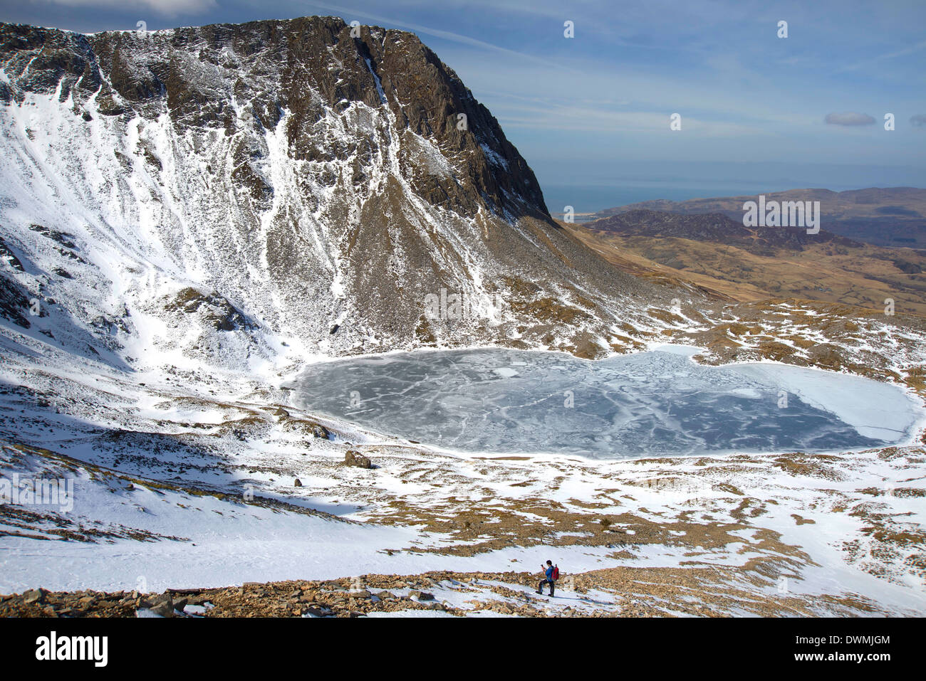 Die gefrorenen Llyn Y Gadair unter Gipfel des Cyfrwy, 811m, in der Nähe von Cadair Idris, Snowdonia-Nationalpark, Wales, Vereinigtes Königreich, Europa Stockfoto