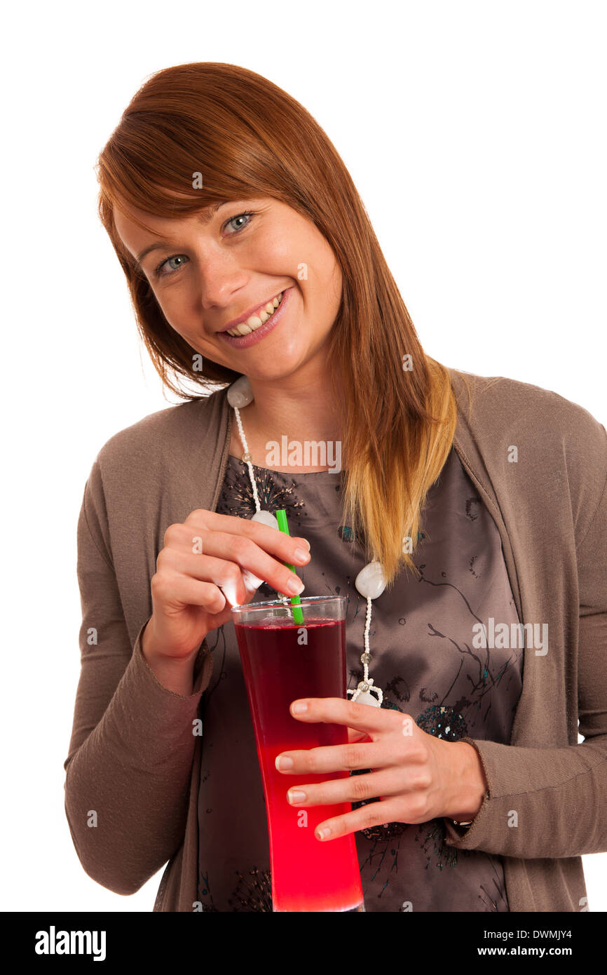 Schöne junge Frau im roten Kleid mit einem Glas Eistee isoliert auf weißem Hintergrund Stockfoto