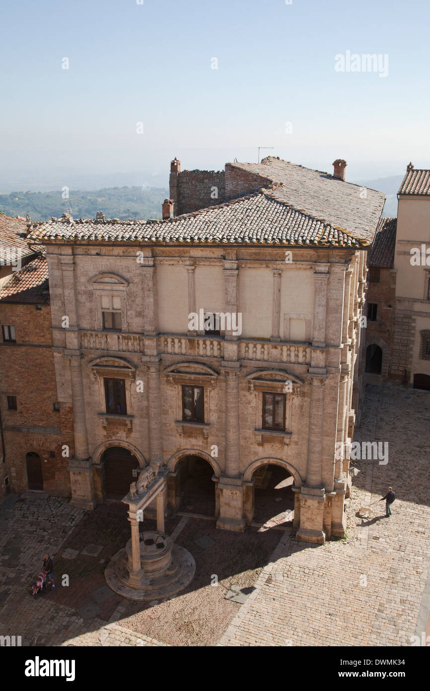 Blick von oben auf den Palazzo Tarugi Nobili in der Piazza Grande, Montepulciano, Toskana, Italien. Stockfoto