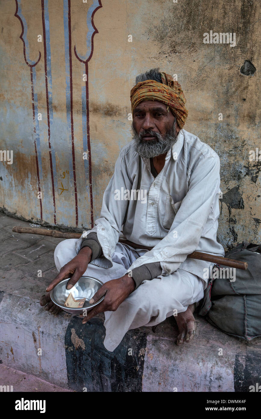 Jaipur, Rajasthan, Indien. Ältere Bettler sitzen an der Seite der Straße. Stockfoto