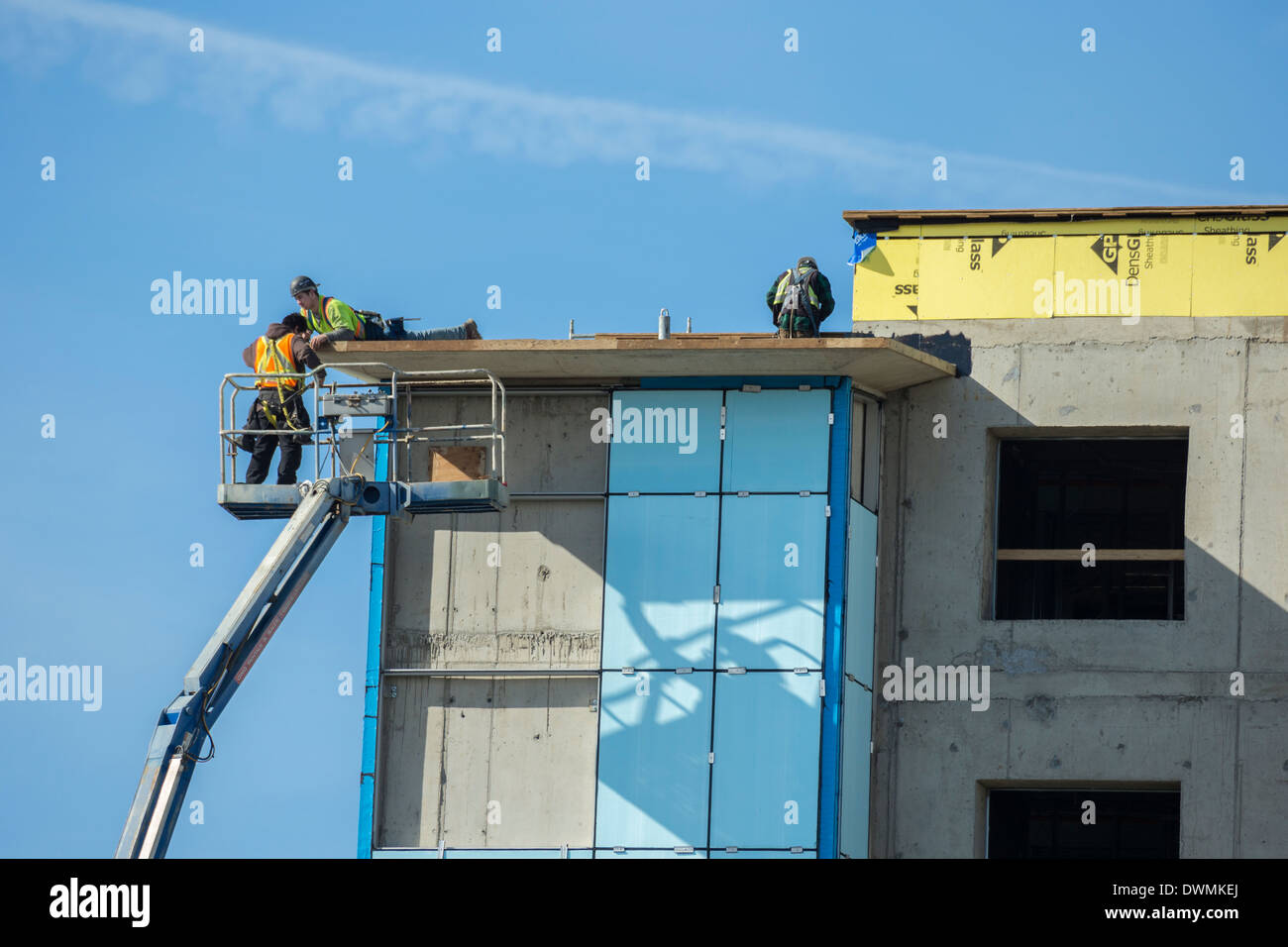 Bauarbeiter und Maschinen im Bau Bau Website-Victoria, British Columbia, Kanada. Stockfoto