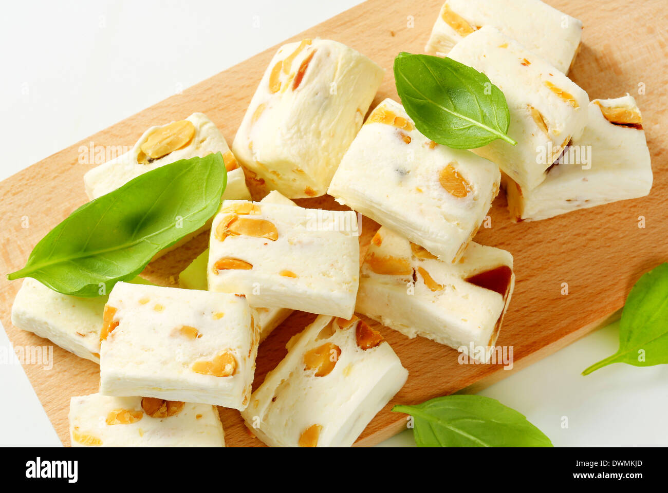 Weiche Nougat mit Erdnüssen und Früchten Stockfoto