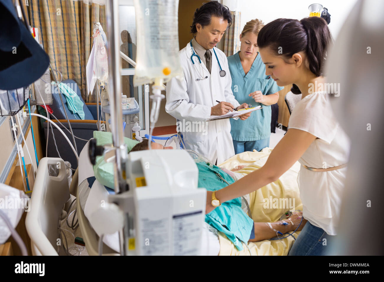 Woman Looking At Patient beim Arzt und Krankenschwester Prüfung Bericht Stockfoto